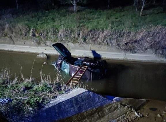 Muore intrappolata nell’auto finita nel canale
