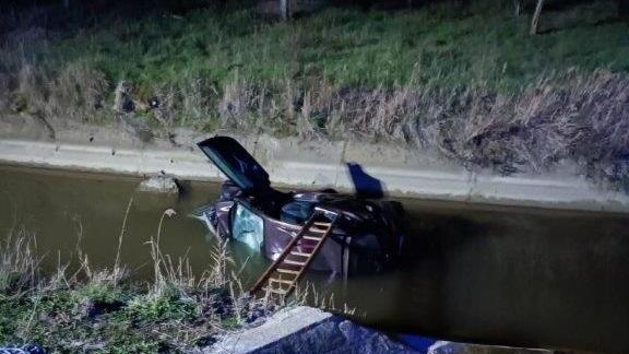Muore intrappolata nell’auto finita nel canale