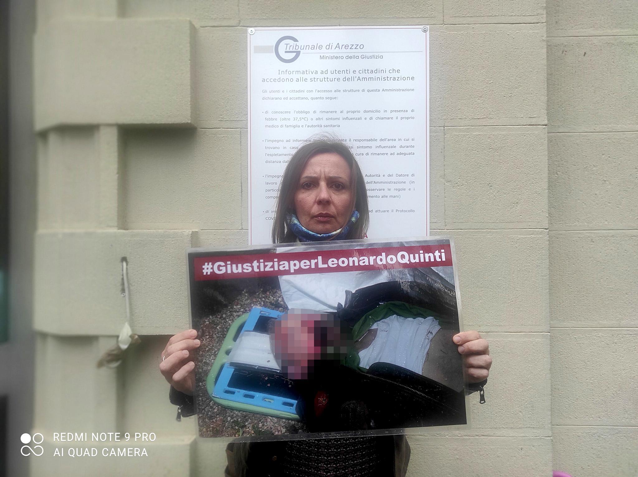 Lalla Quinti stringe tra le mani la foto di suo padre dopo l'incidente mortale sul lavoro: chiede giustizia da anni