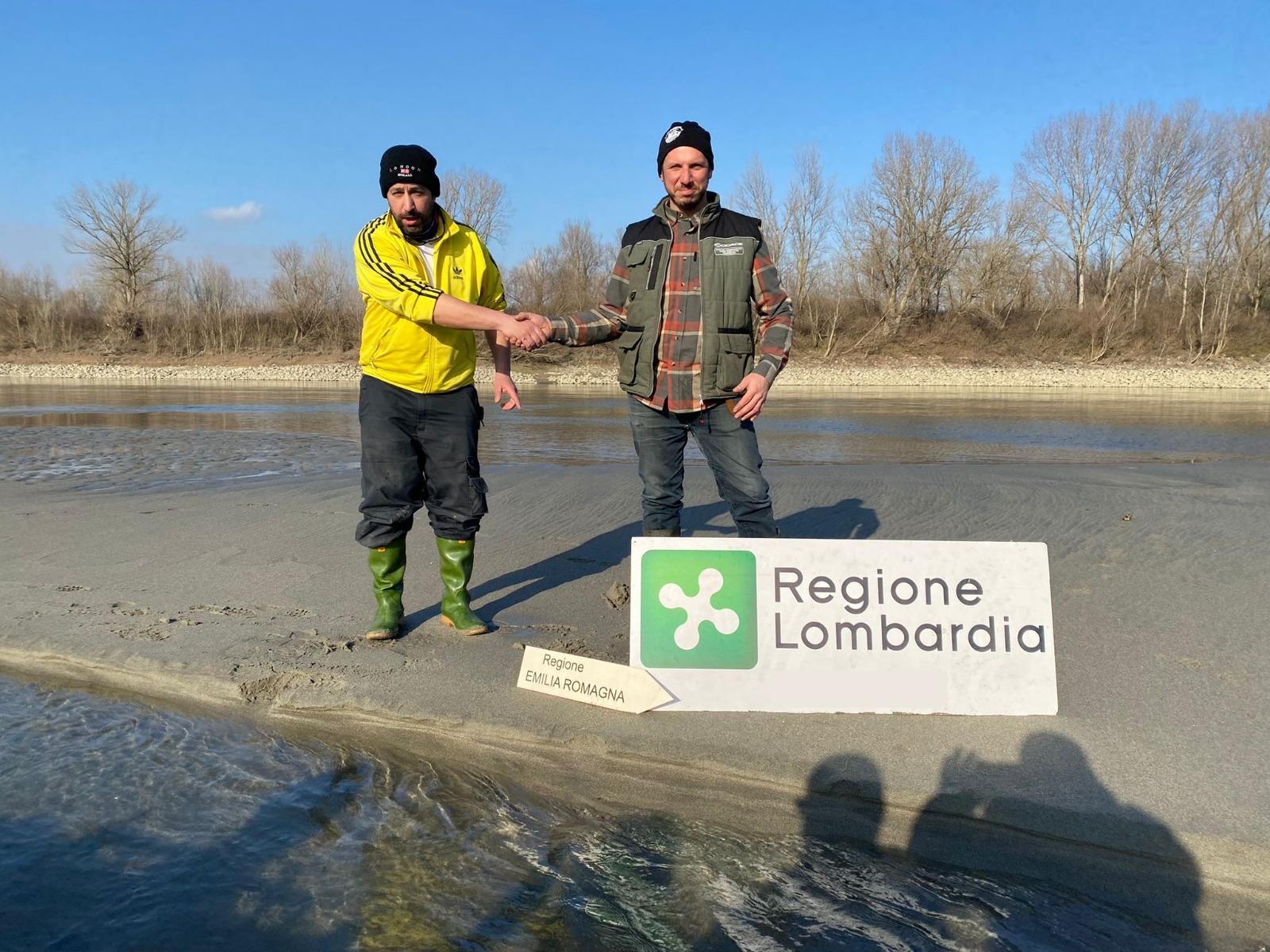 Marco Cervi e Alessandro Tortella al centro dell'isola spuntata nel letto del Po in secca