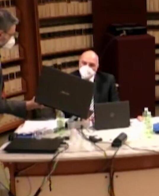 Il momento in cui Migliorino (M5S) mostra la foto al pm