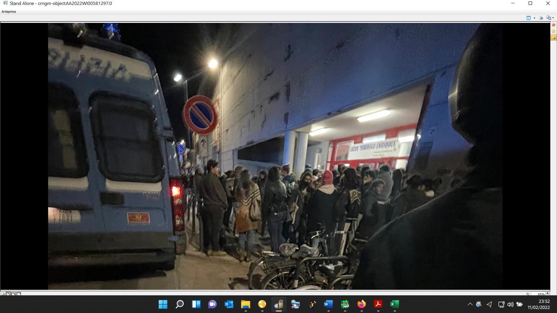 La polizia arriva alla sede dell'Enriques in via della Bassata