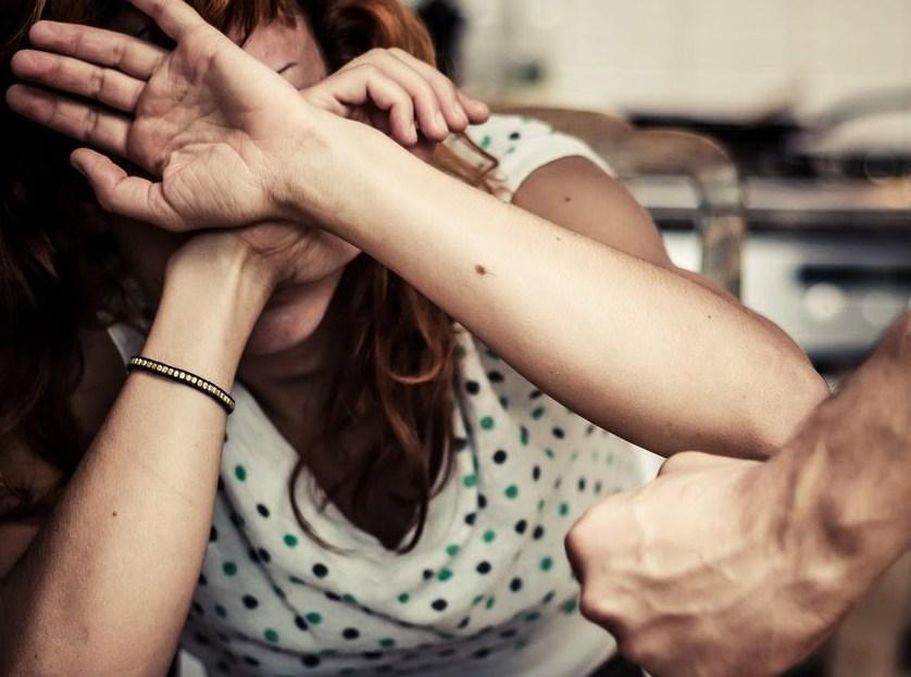 Patteggia in tribunale per le botte e minacce alla sua compagna 