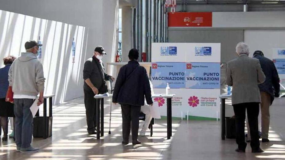 L'hub vaccinale di CarraraFiere: presto potrebbe chiudere i battenti