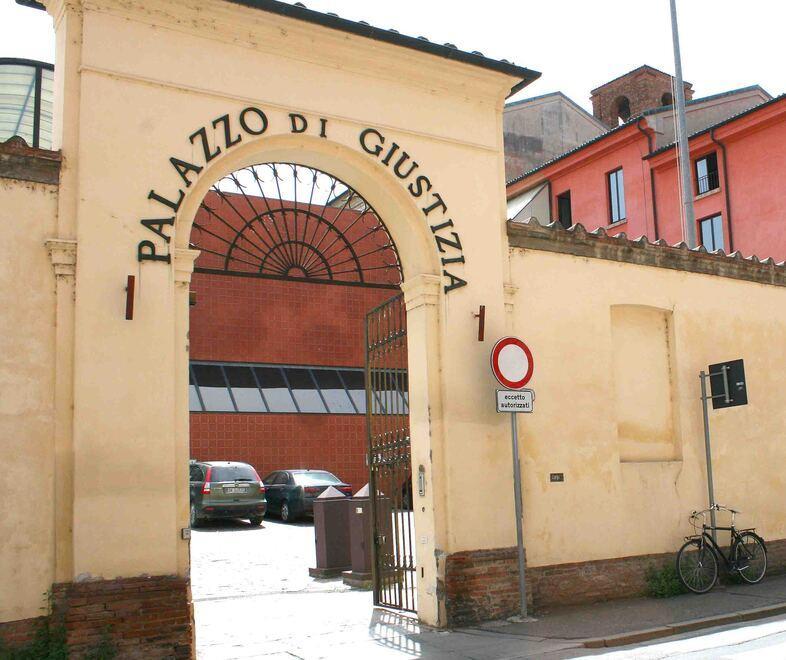 Bimbo allontanato, a Ferrara madre a processo per maltrattamenti 