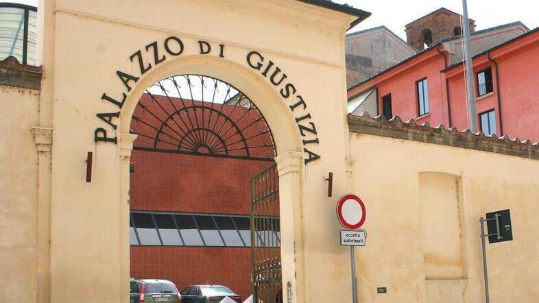 Bimbo allontanato, a Ferrara madre a processo per maltrattamenti