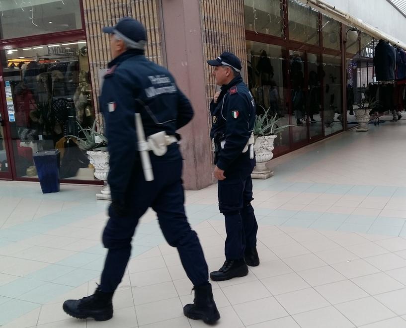 Abbandona i rifiuti e offende i vigili, rimediare gli costa 1.350 euro 