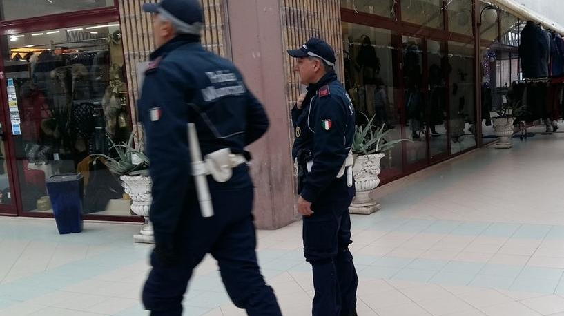 Abbandona i rifiuti e offende i vigili, rimediare gli costa 1.350 euro