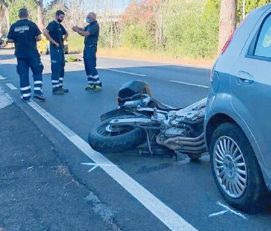 La moto dopo lo schianto mortale nel quale ha perso la vita Luis Roberto Beriguete Turelli (foto Muzzi)
