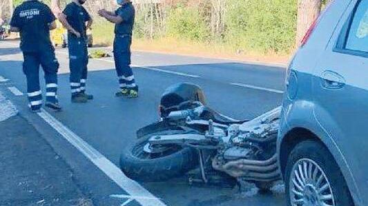 La moto dopo lo schianto mortale nel quale ha perso la vita Luis Roberto Beriguete Turelli (foto Muzzi)