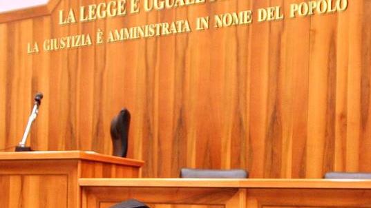 Truffa e false attestazioni, addetta del tribunale a giudizio