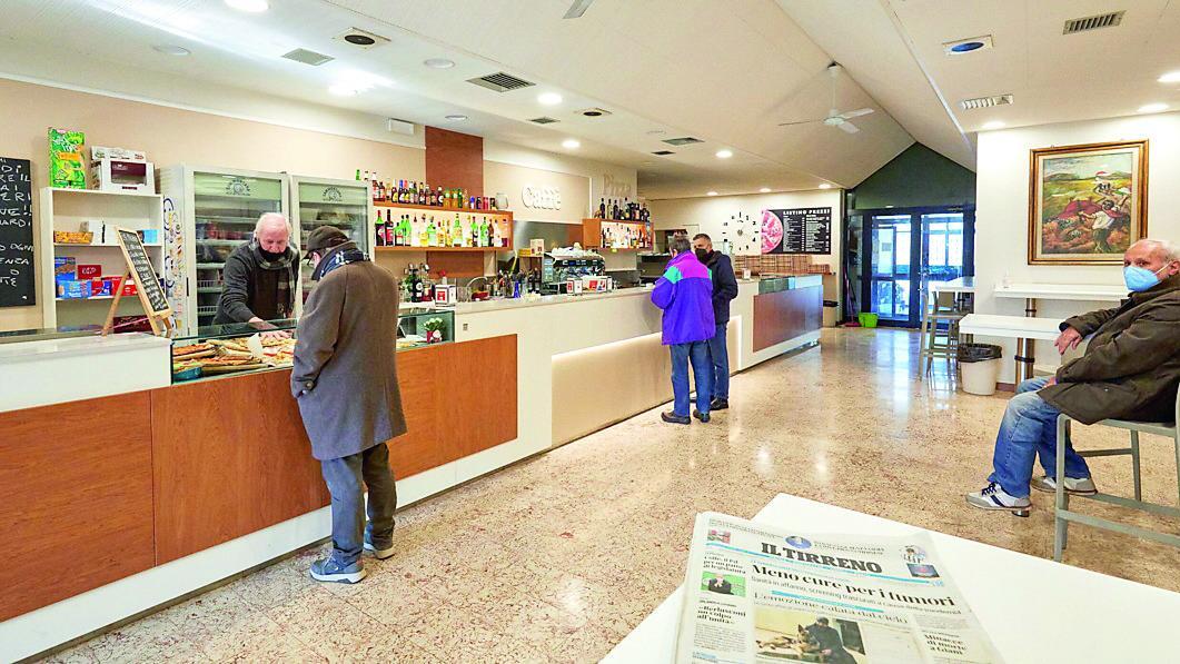 L'interno di un circolo nel Pratese: il caro bollette si fa sentire e fa paura
