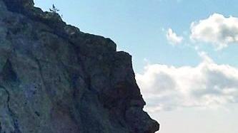 Il gigante di roccia che guarda la valle; così la natura scolpisce e stupisce