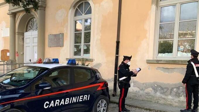 I ladri rubano a scuola e bivaccano tra i banchi