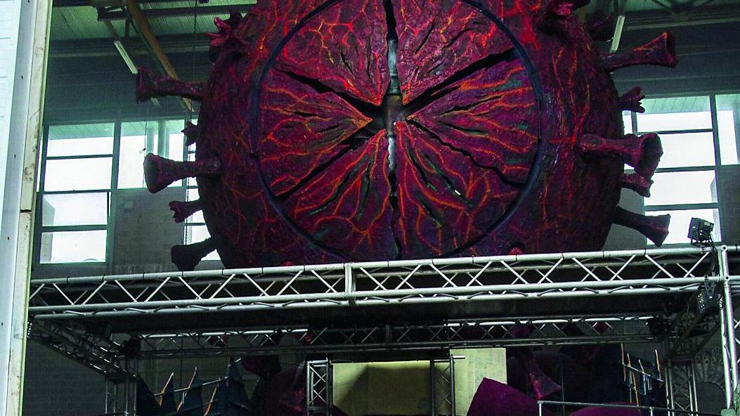 Carnevale di Viareggio, sul carro di Borri il sogno di una vita senza Covid con la musica di Vasco