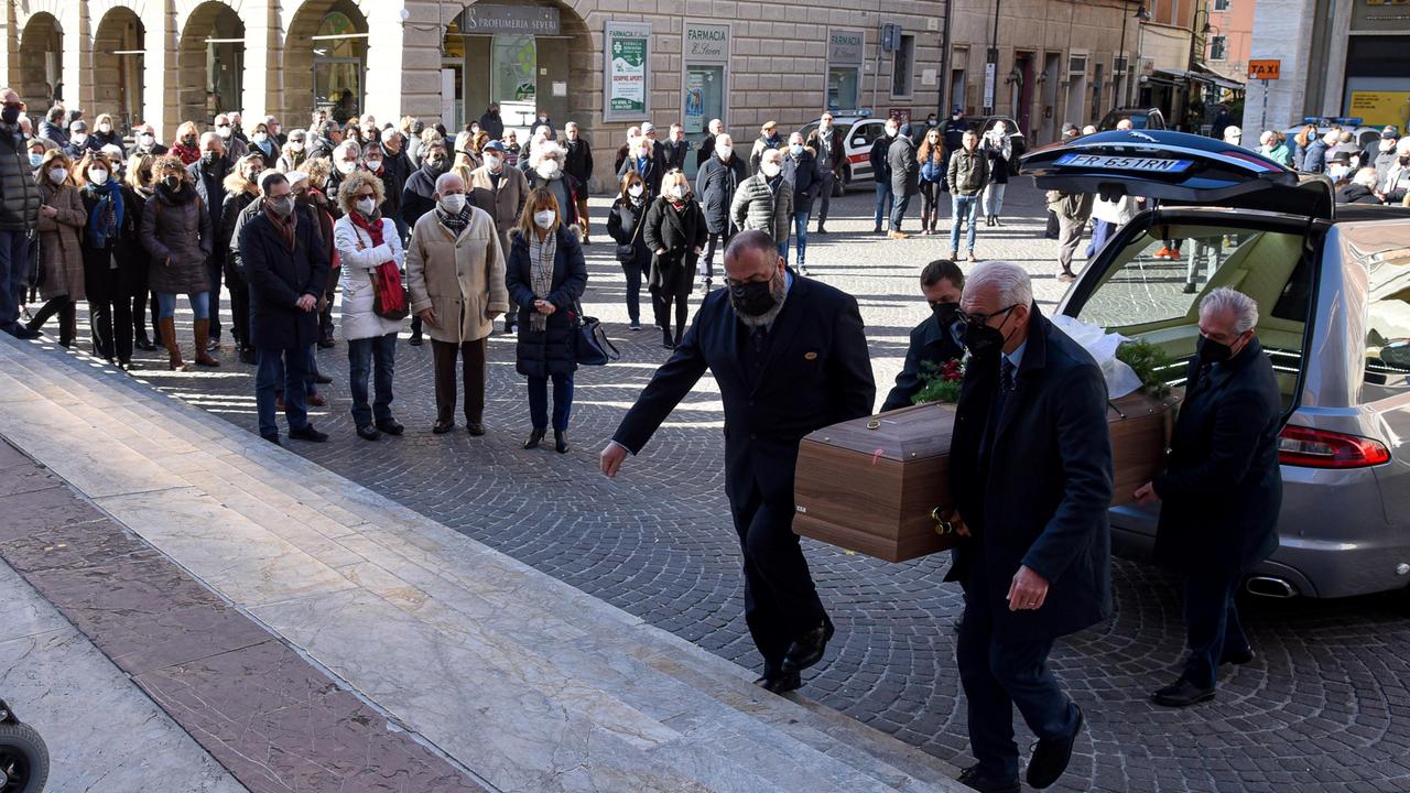 L'ingresso della bara in duomo per l'ultimo addio Roberto Madonna (foto Agenzia Bf)