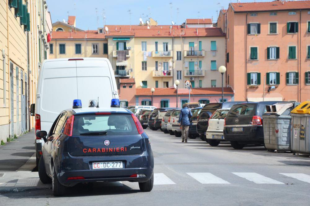 I carabinieri nella zona del mercato (foto d'archivio)