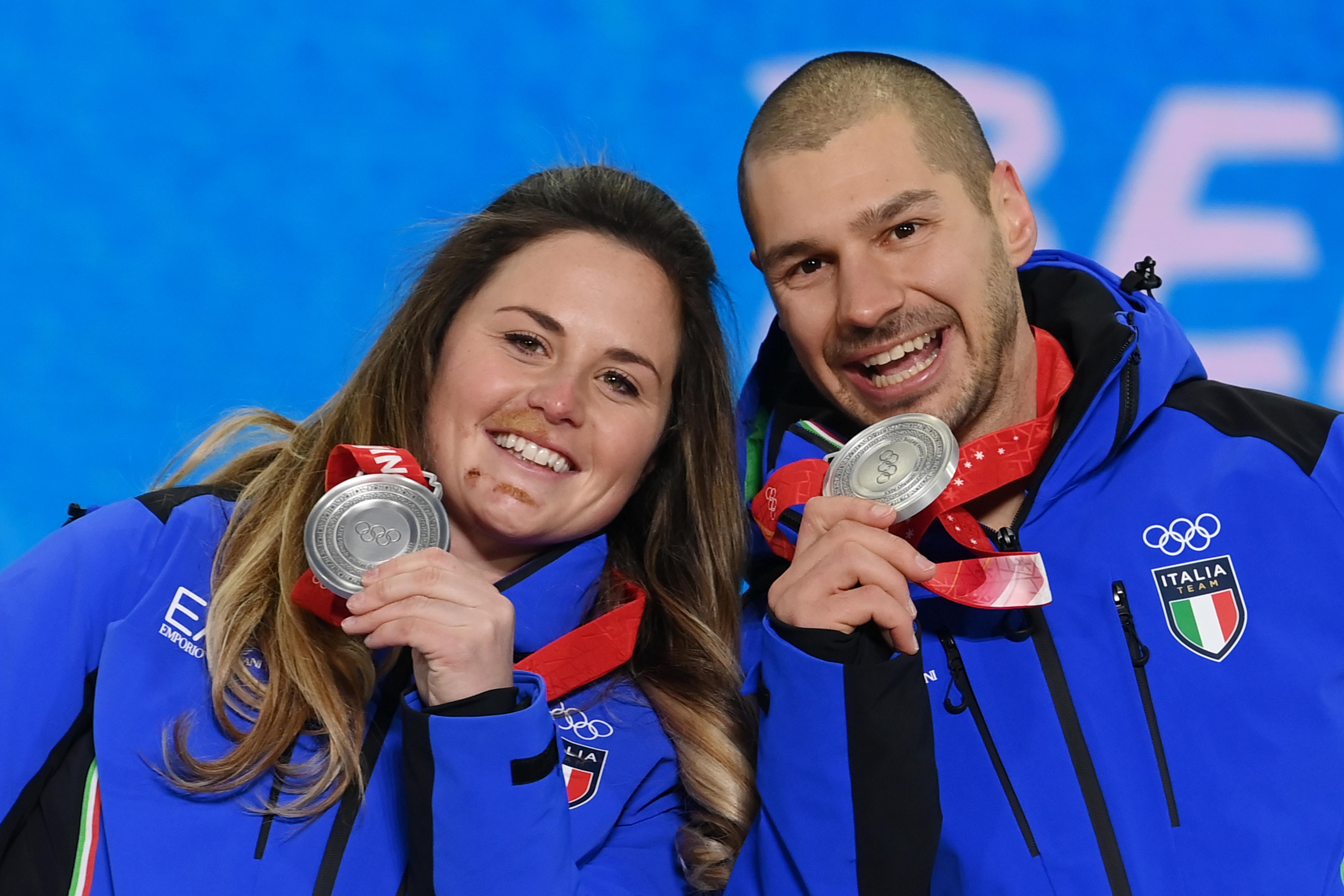 Michela Moioli e Omar Visintin festeggiano la medaglia d'argento alle Olimpiadi di Pechino (Foto LaPresse)