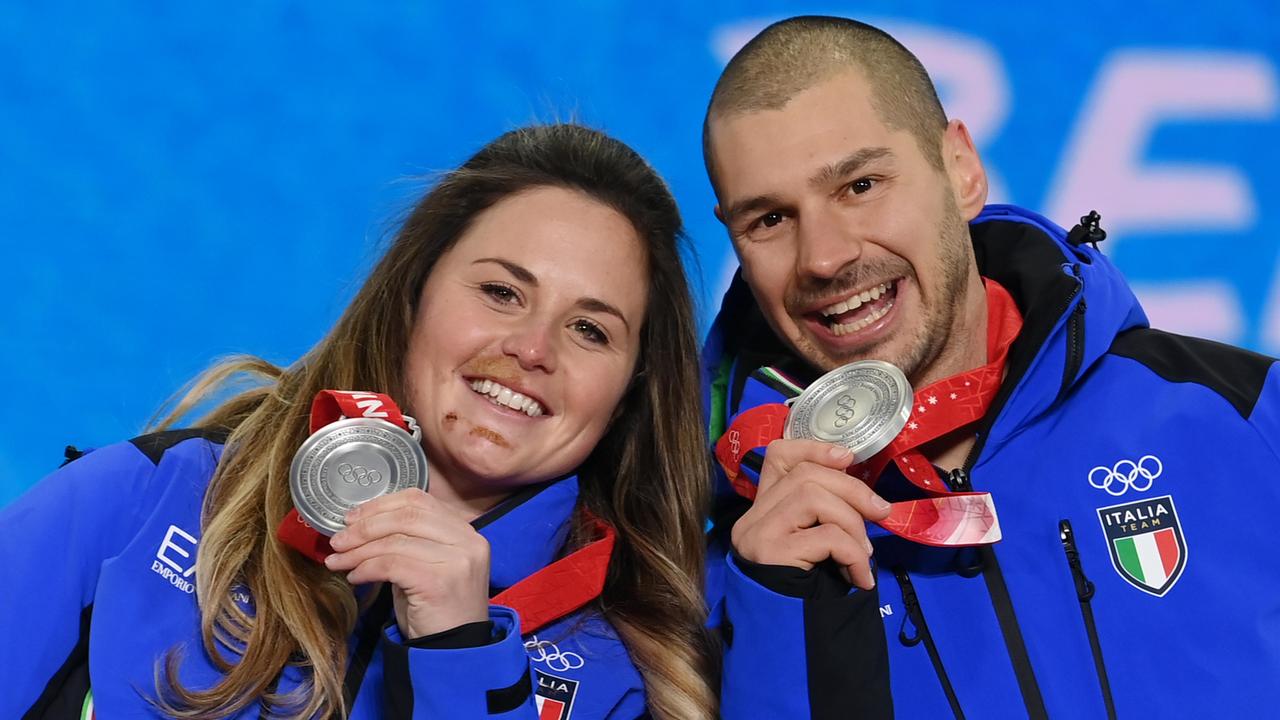 Michela Moioli e Omar Visintin festeggiano la medaglia d'argento alle Olimpiadi di Pechino (Foto LaPresse)