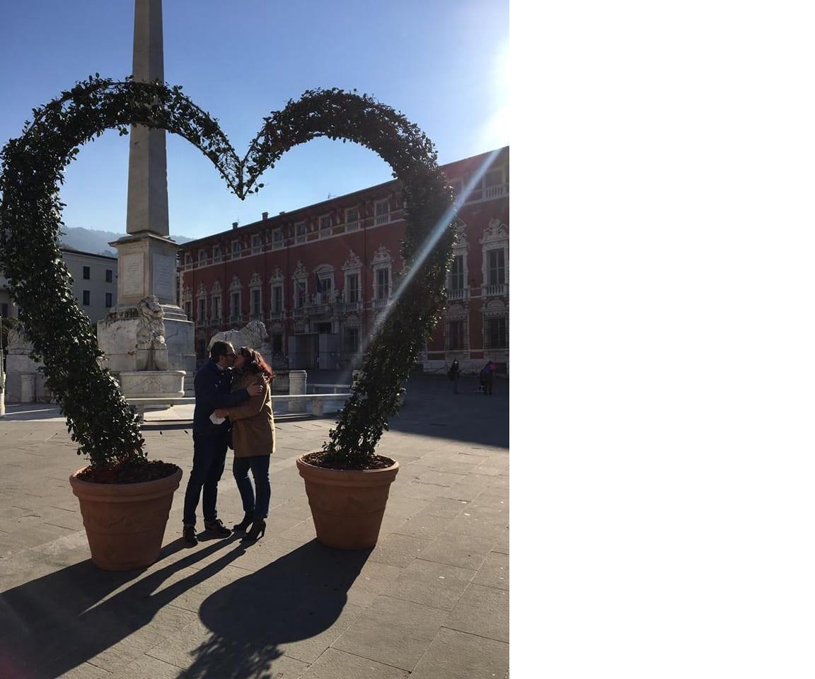 Massa, San Valentino: il sindaco bacia la moglie in piazza Aranci 