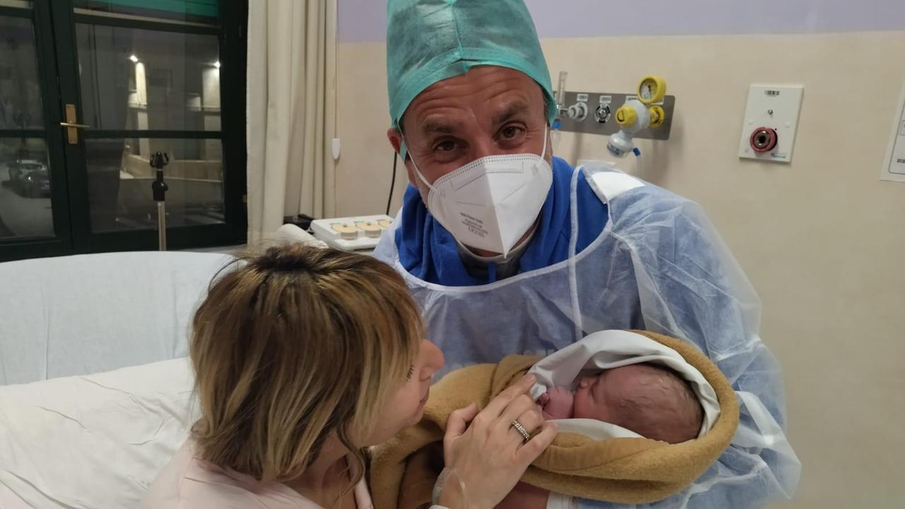 Gabriele Citi, allenatore del Castiglioncello, stringe tra le braccia la sua piccola insieme alla compagna