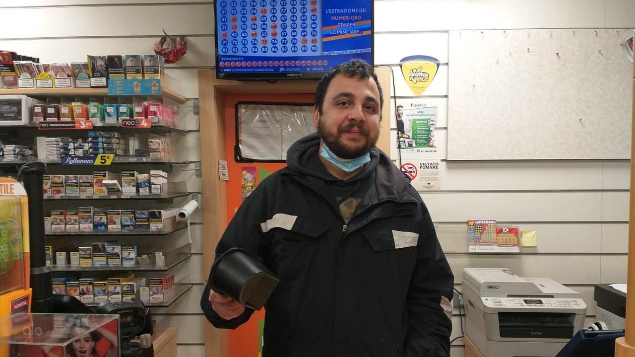 Il commerciante Luca Maggi, proprietario dell'omonima tabaccheria di via Gramsci, vicino all'ospedale