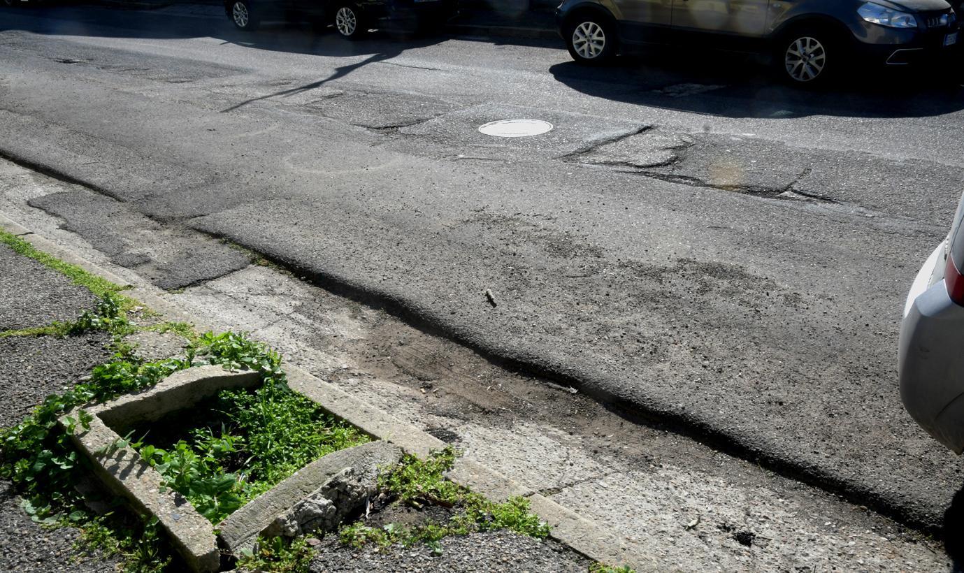 In via Ancona l’asfalto è un pericolo