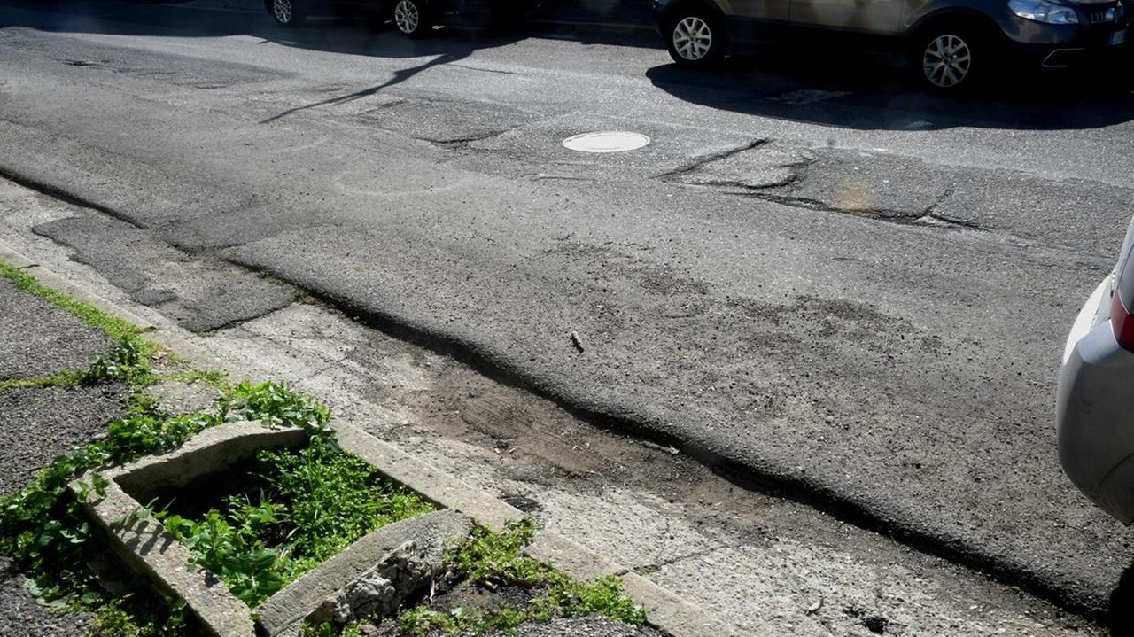 In via Ancona l’asfalto è un pericolo