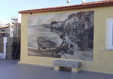 Un murale di Pina Monne racconta il paese dei pescatori