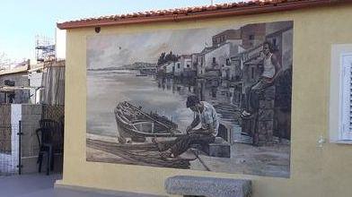Un murale di Pina Monne racconta il paese dei pescatori