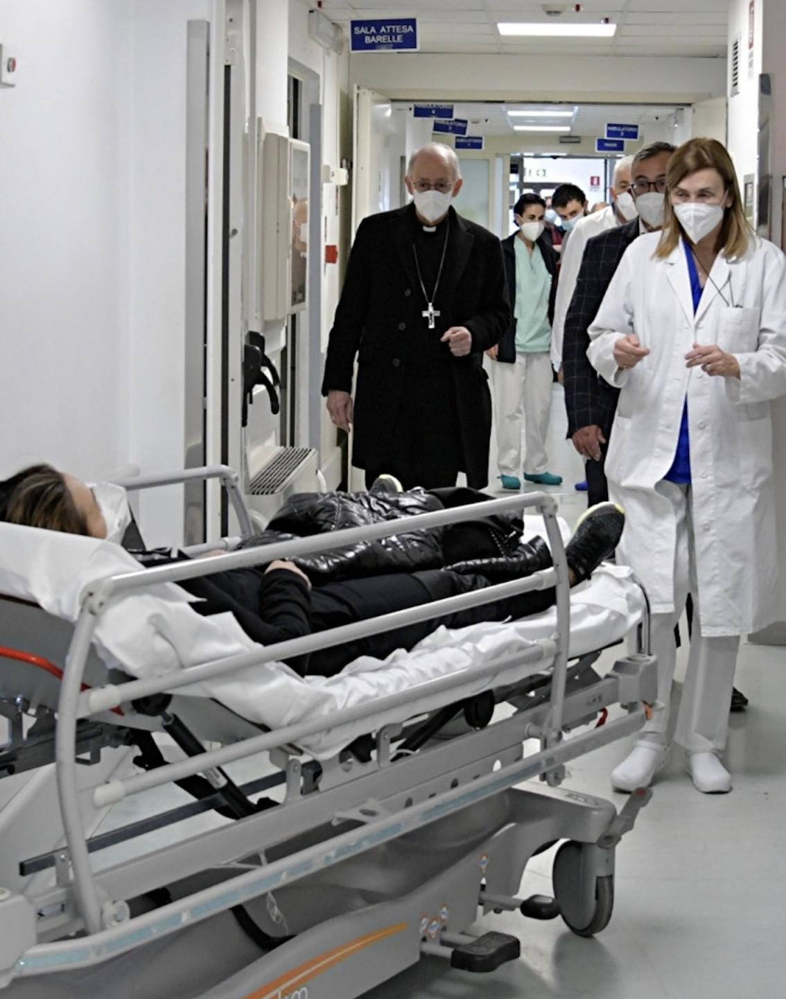 Il vescovo: «Più medici per l’ospedale» 