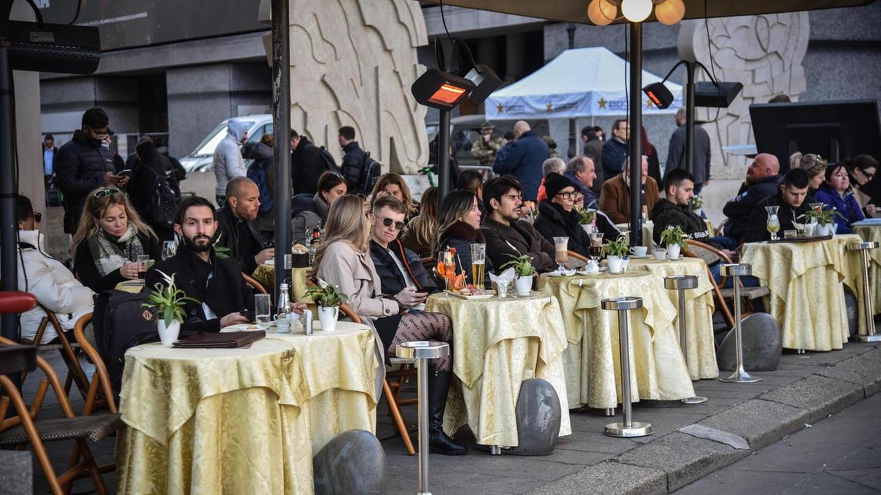 In strada senza mascherine, tutti a caccia di normalità