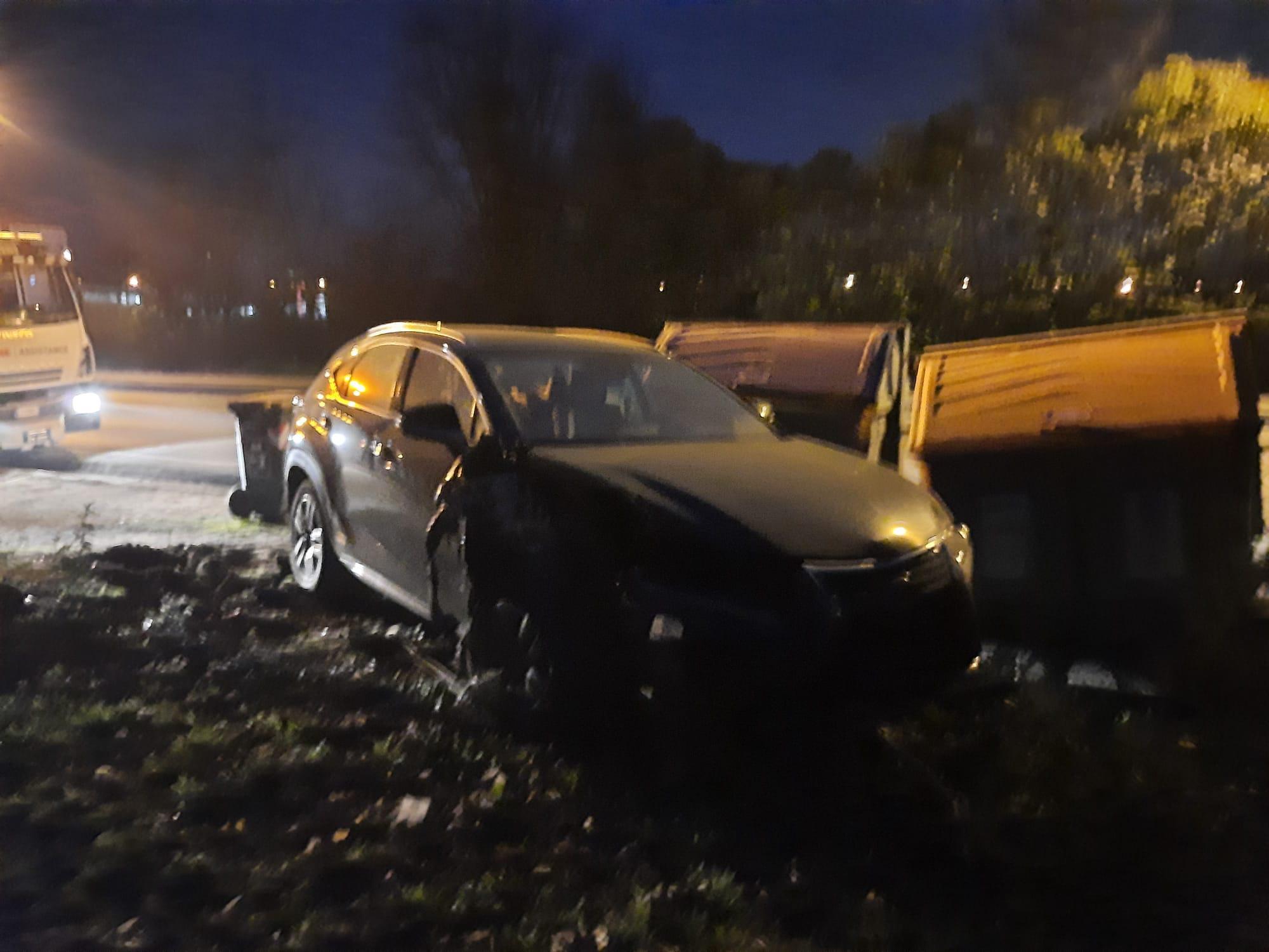 Savignano Suv contro palo e bidoni