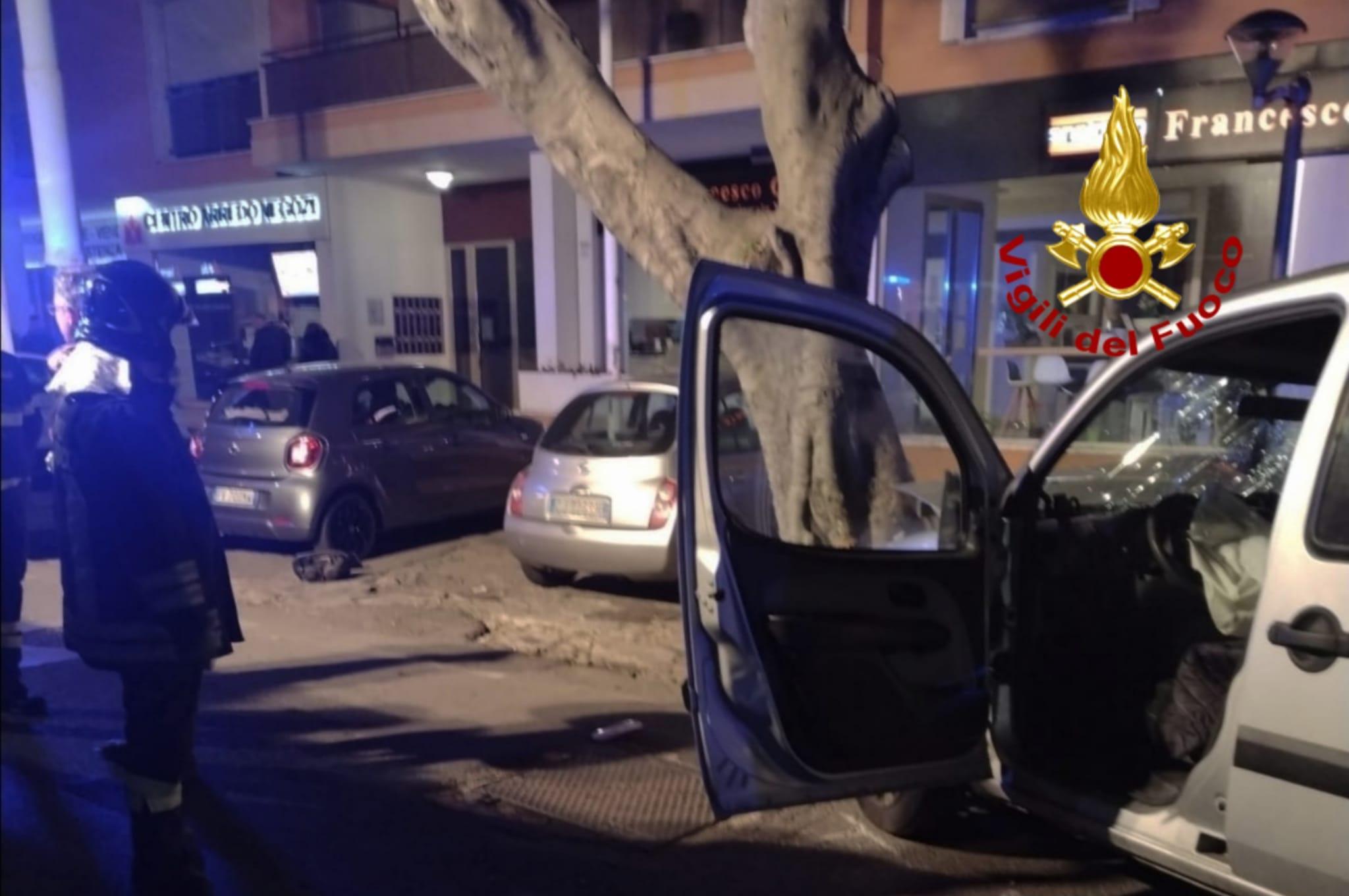 Cagliari, con l'auto contro un albero: un morto 