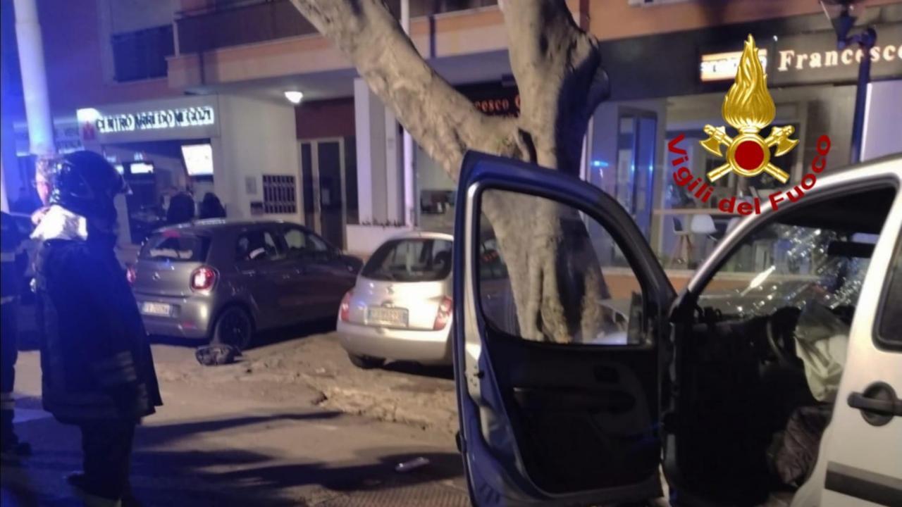Cagliari, con l'auto contro un albero: un morto 