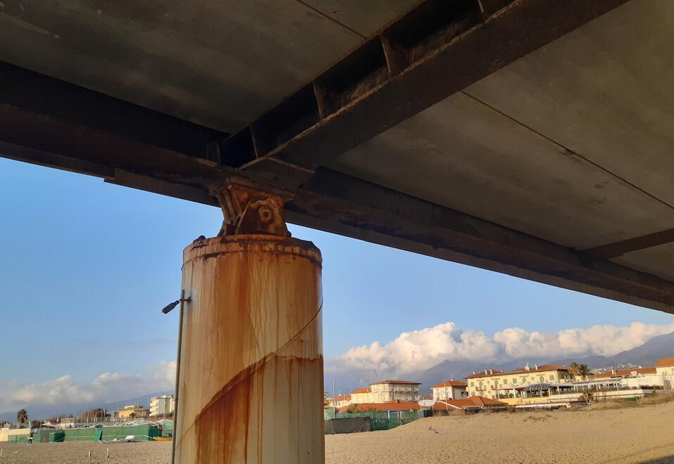 Pontile di Tonfano, via i lavori. Ecco tempi, costi e modalità d'intervento lungo i 180 metri della struttura