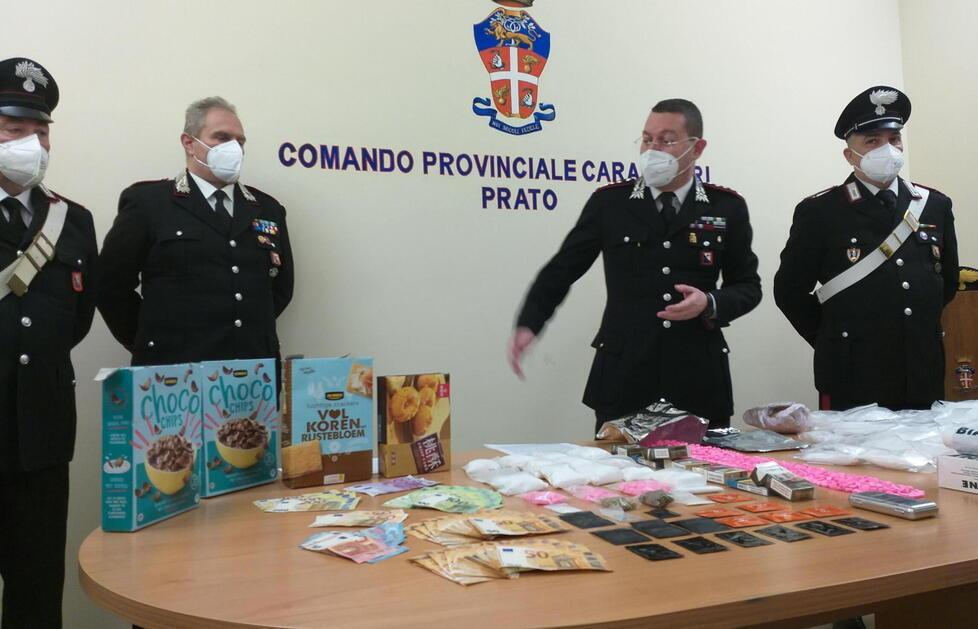 Le pasticche di droga nascoste nelle scatole di biscotti 