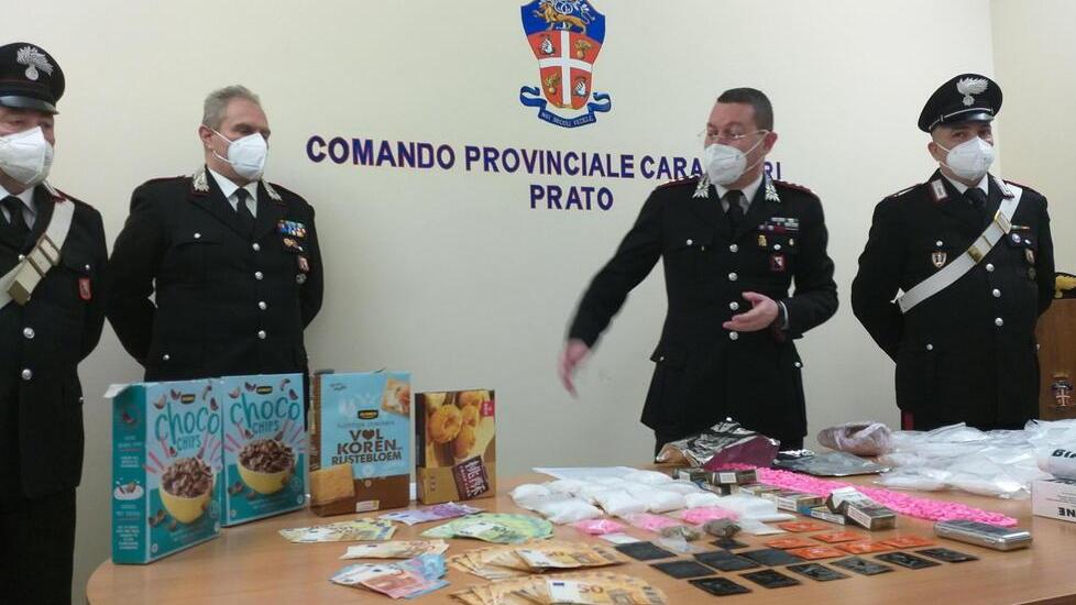 Le pasticche di droga nascoste nelle scatole di biscotti