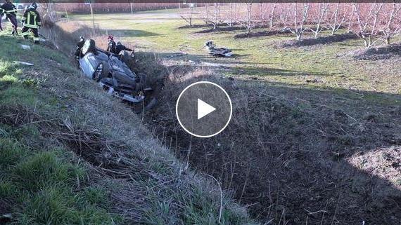 Gualdo, fuori strada con l'auto: paura per una coppia in Super