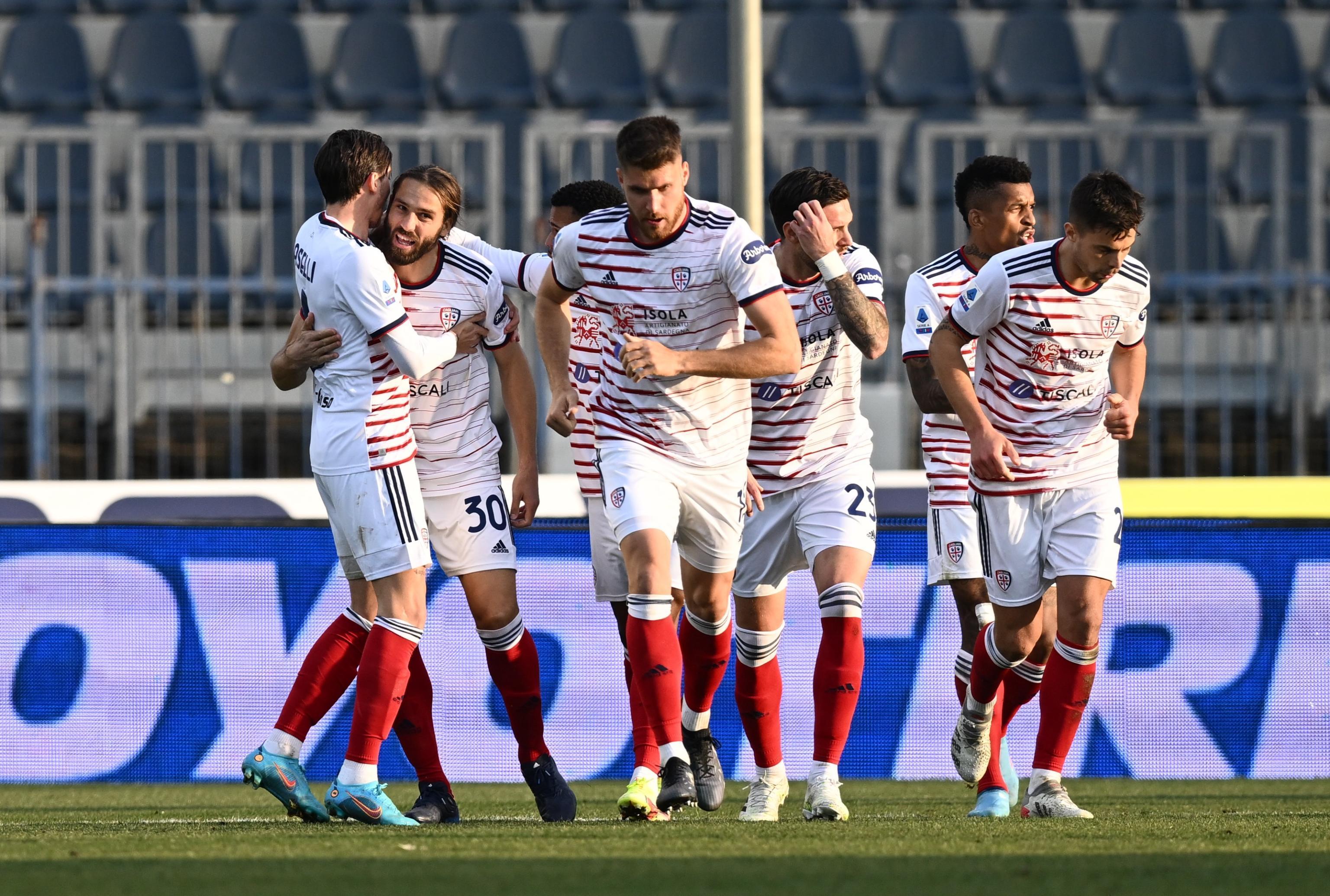 Pavoletti festeggiato dopo il gol dell'1-1