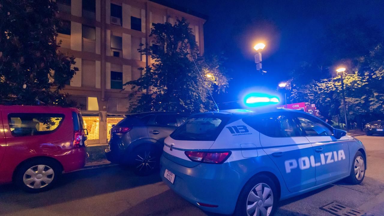 Una volante della polizia di Stato (foto d'archivio)