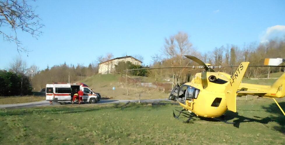 Casina, ciclista sbatte contro un albero e viene trafitto da un ramo 
