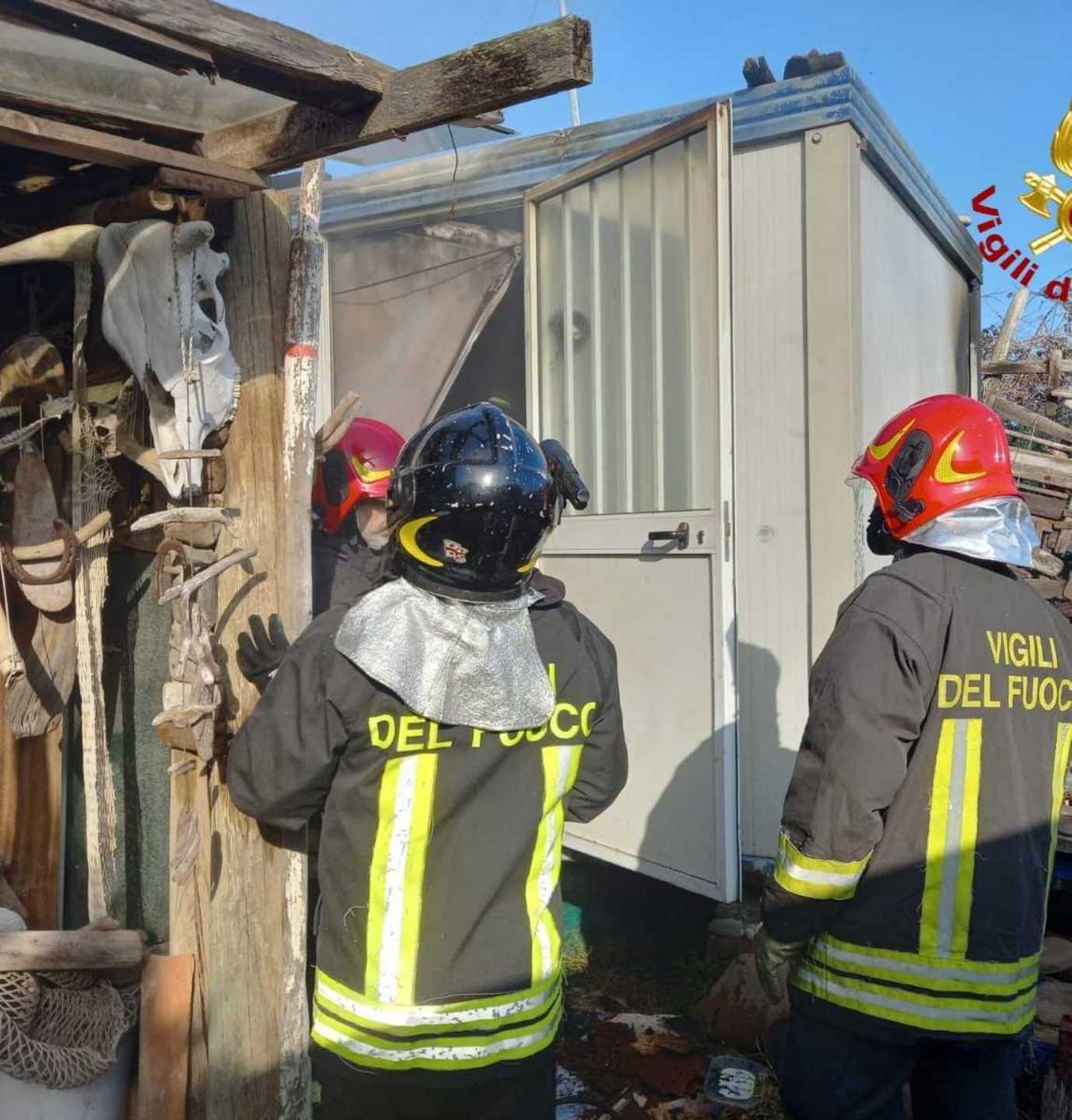 Fuoco in un container pieno di attrezzi. Incerte le cause 
