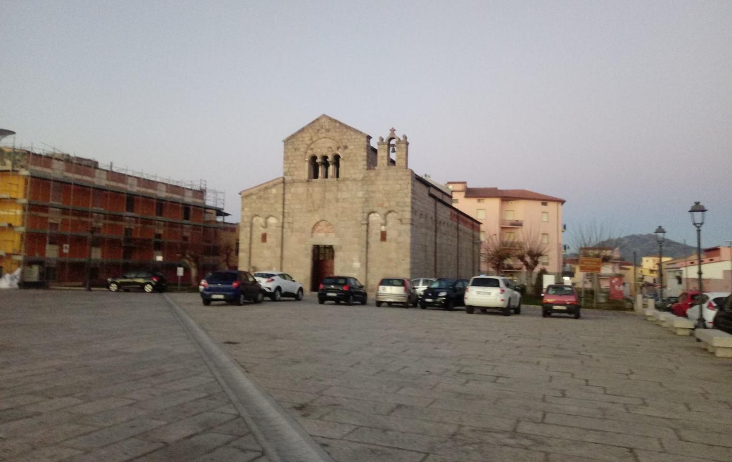 Auto in sosta davanti all’antica basilica 