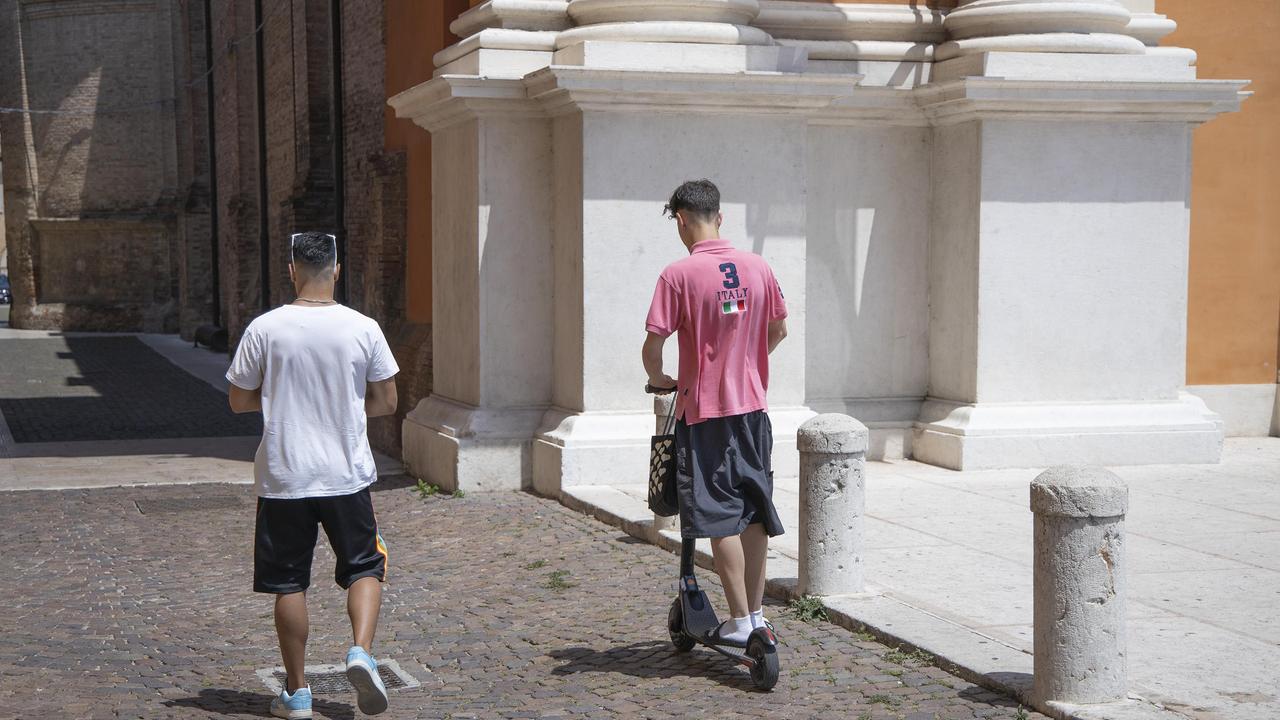 Modena, le compagnie di monopattini scomparse: «Dicono che riavremo i soldi, ma per ora non sono arrivati»