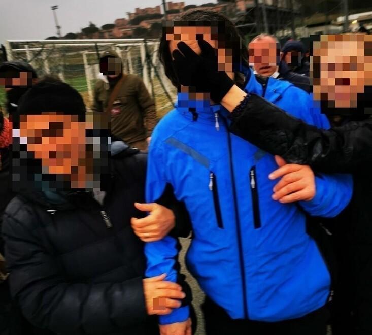 L'uomo che ha colpito il 16enne. La moglie gli copre il viso con la mano