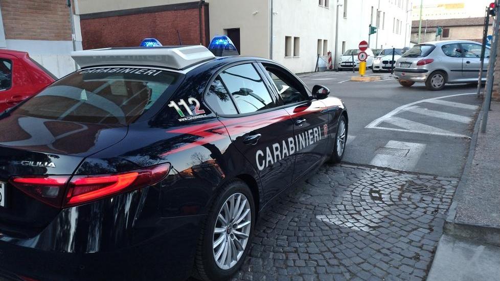 Ferrara, litigano per il parcheggio: i carabinieri a San Guglielmo