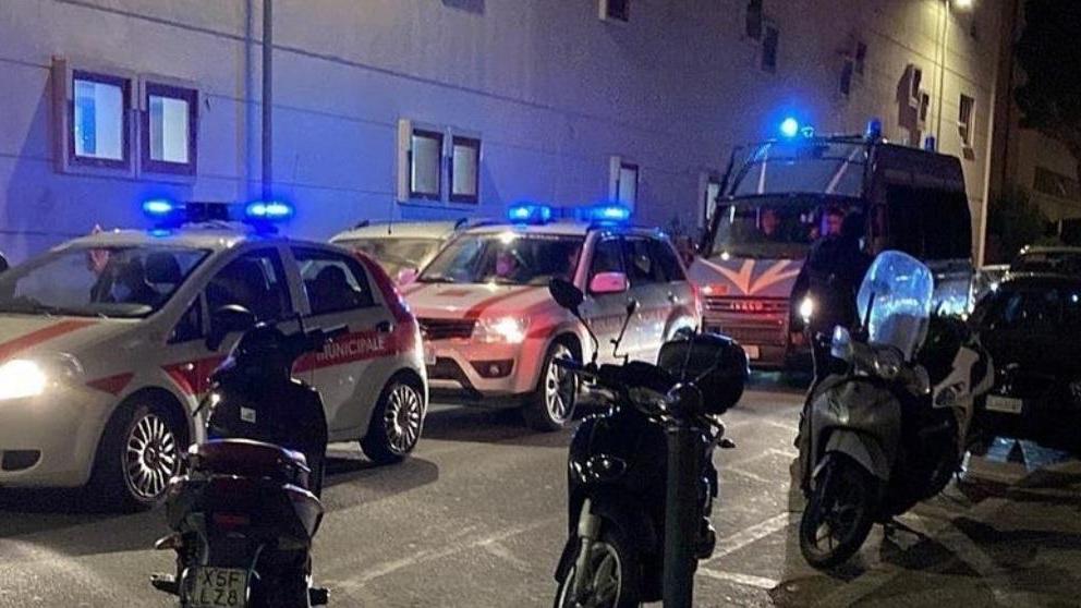 Il blindato del Reparto mobile della polizia di Stato di Firenze con la municipale davanti all’Enriques