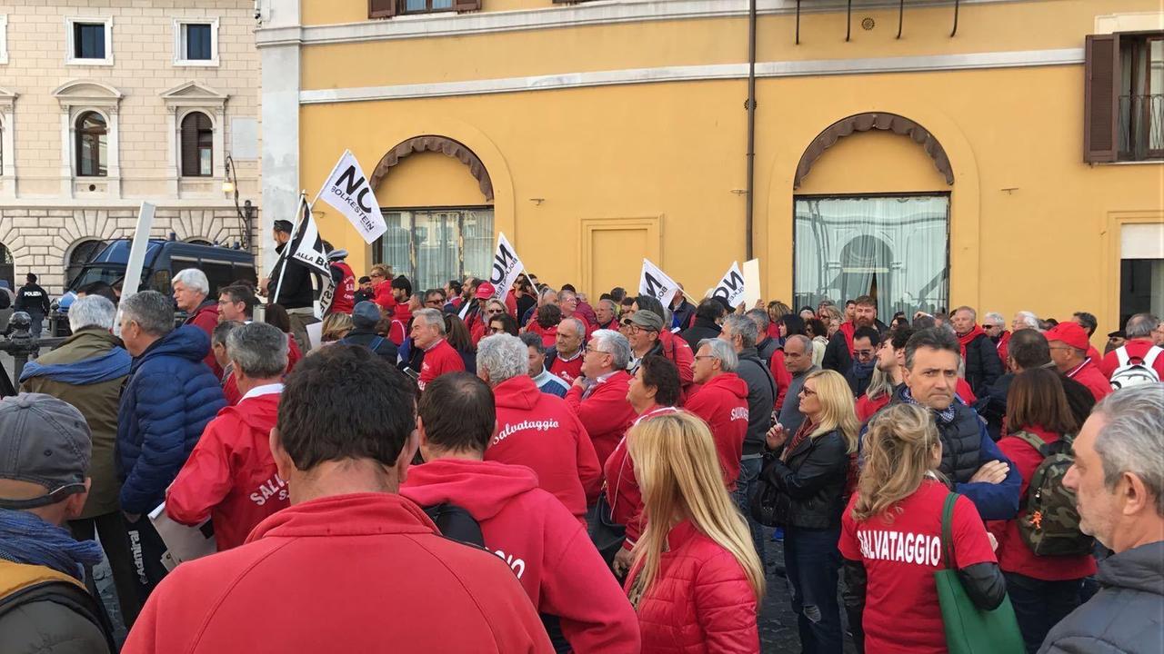 Una protesta in piazza dei balneari contro la Bolkestein (foto precedente alla pandemia)