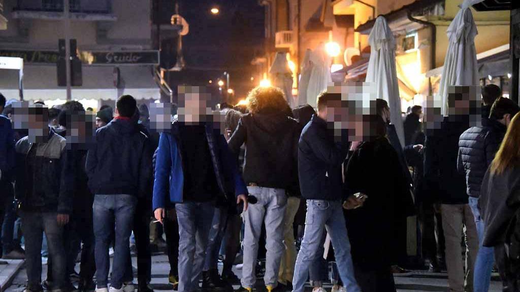 Ragazzi e ragazze lungo via Rinchiosa a Marina
